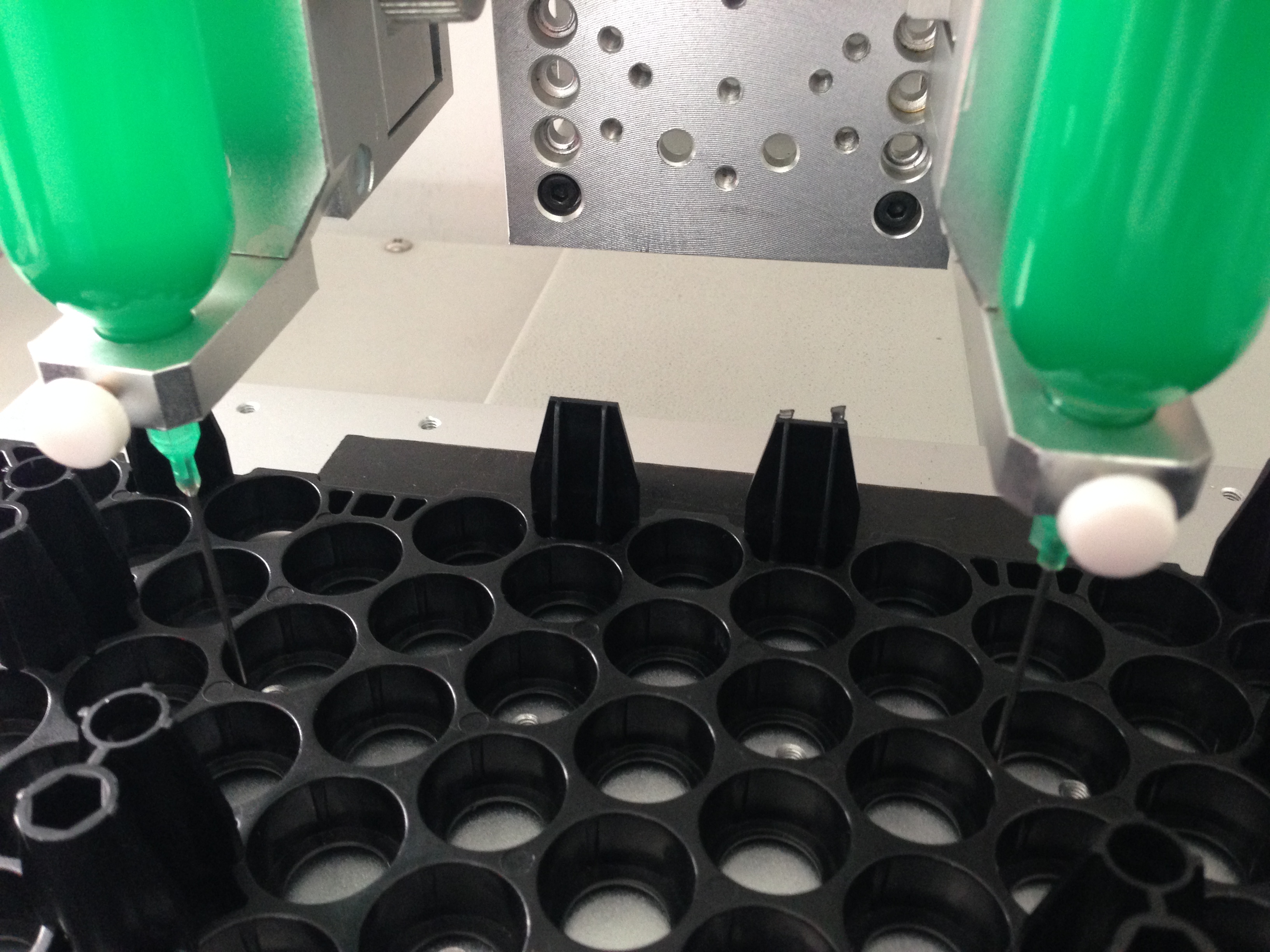 汽車鋰電自動點膠注意事項